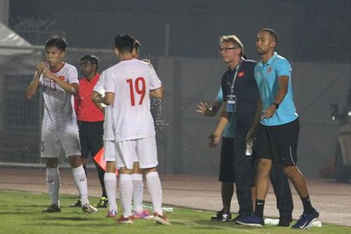 VIDEO bóng đá Việt Nam: Troussier đưa U19 Việt Nam đi Pháp. Cầu thủ UAE tập luyện gấp đôi