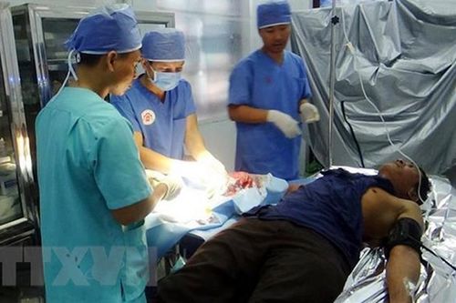 Điều trị cho ngư dân bị áp xe ngón tay nghiêm trọng tại Song Tử Tây
