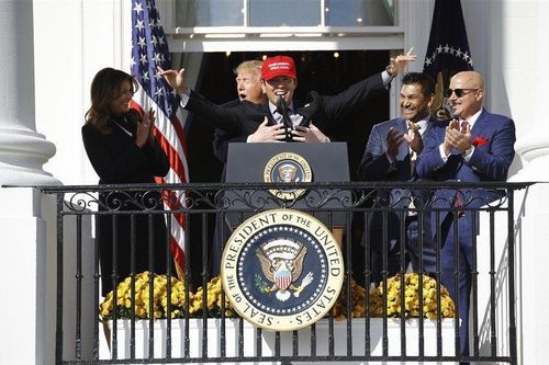 Ảnh ấn tượng trong tuần (5-11/11): Bà bầu tập yoga tại Hà Nội và ông Trump lúng túng ôm cầu thủ bóng chày