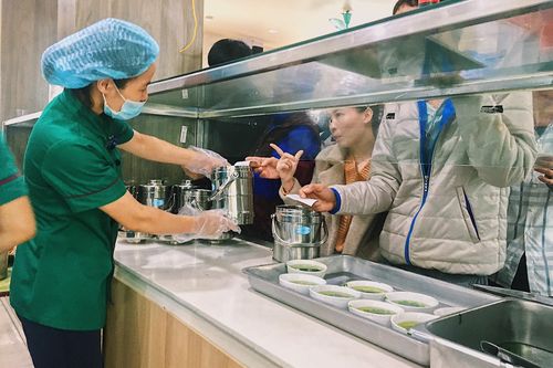 Bệnh viện Đa Khoa Hùng Vương đẩy mạnh giảm thiểu chất thải nhựa