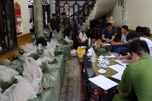 Triệt phá đường dây buôn bán gần 1 tấn pháo nổ trái phép.