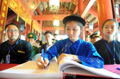 120 gương dân tộc thiểu số dâng hương, ghi sổ vàng Văn Miếu - Quốc Tử Giám