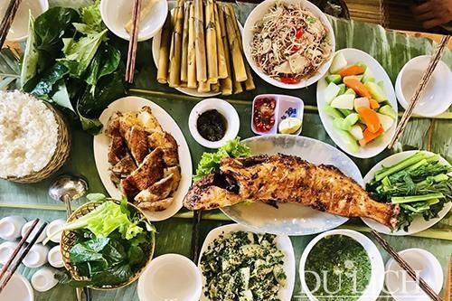 Du thuyền chong chóng khám phá lòng hồ Quỳnh Nhai