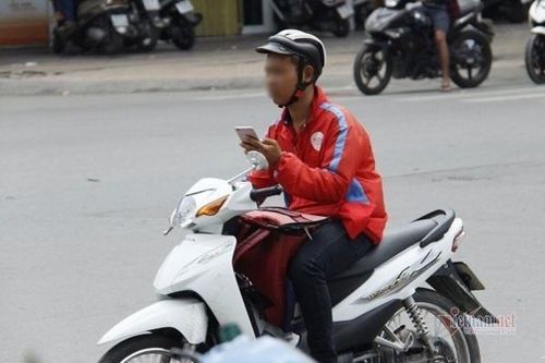 Xe ôm công nghệ dán mắt vào điện thoại khi chạy sẽ bị phạt