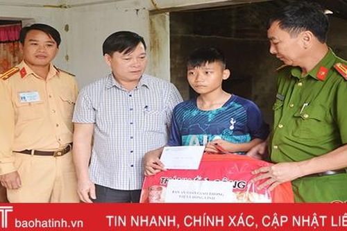Thăm hỏi, hỗ trợ gia đình nạn nhân tai nạn giao thông tại các địa phương