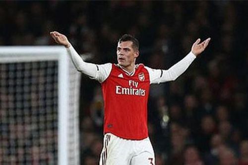 Xhaka thừa nhận đau đớn nhưng sẽ không rời Arsenal