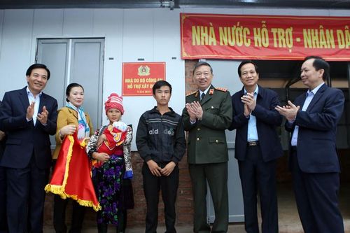 Đại tướng Tô Lâm, Bộ trưởng Bộ Công an trao nhà Đại đoàn kết tại xã Mường Nhé