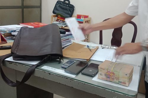 Khen thưởng đột xuất tập thể và cá nhân vì khám phá nhanh vụ cướp tài sản