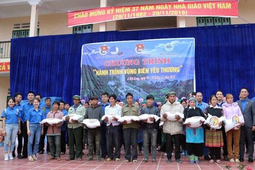 Chương trình tình nguyện 'Hành trình vùng biên yêu thương' tặng quà học sinh và người nghèo xã A Mú Sung