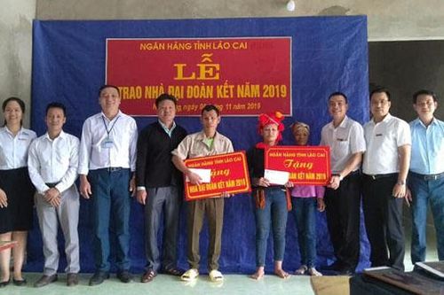 Trao 2 nhà Đại đoàn kết tại xã Nậm Dạng