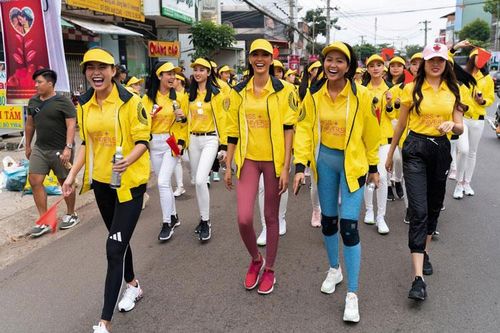 Hoa hậu Hoàn vũ Việt Nam đi bộ gây quỹ từ thiện