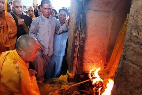 Chính trị - Xã hội Theo dòng thời sự Di quan đại lão hòa thượng Thích Trí Quang đến nơi trà-tỳ