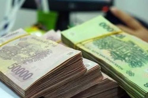 Nữ nhân viên bán bảo hiểm lừa... chạy việc