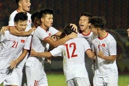 Bóng đá Việt Nam một lần nữa 'vượt mặt' người Thái