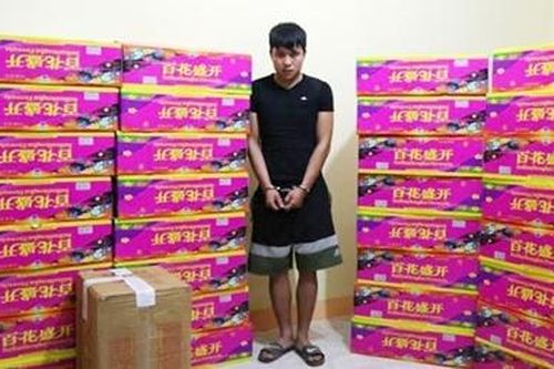 Vận chuyển gần nửa tấn pháo về xuôi 'đón Tết'