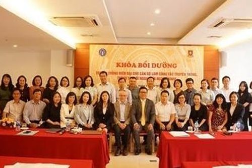 Bồi dưỡng kiến thức và chia sẻ kinh nghiệm quốc tế về truyền thông BHXH