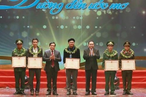 Biểu dương học sinh, sinh viên dân tộc thiểu số xuất sắc, tiêu biểu