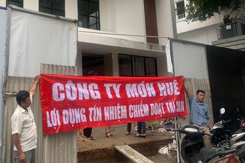 Nhà cung cấp căng băng rôn trước nhà hàng mới của ông chủ Món Huế