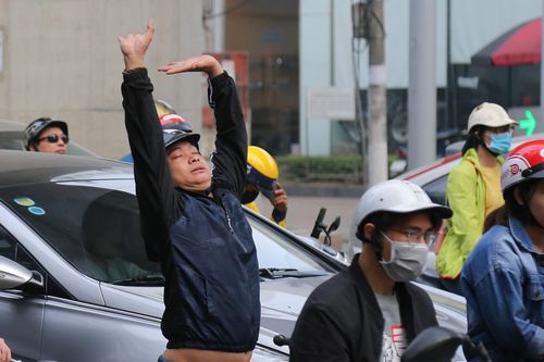 Người dân tập thể dục trên xe máy trong lúc tắc đường