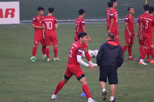 HLV Park Hang Seo kiểm tra mặt sân tập, dặn riêng Văn Hậu