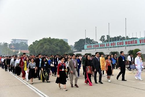 120 thanh niên dân tộc thiểu số xuất sắc làm lễ báo công dâng Bác