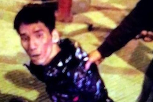 Nam thanh niên vào nhà nghỉ nhờ gọi điện cho công an báo án rồi vung dao chém chủ nhà