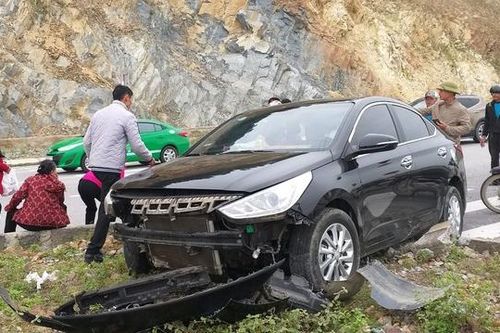 Ô tô lao lên dải phân cách sau khi tông gãy chân một phụ nữ