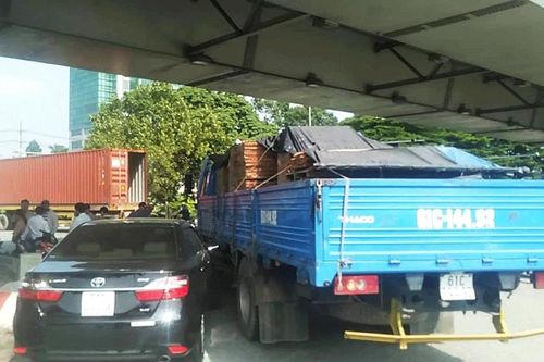 Quay đầu tại ngã tư, ô tô 4 chỗ bị xe tải ép móp đầu