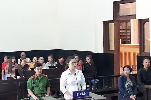 Nữ tiếp viên quán karaoke đâm chết đồng nghiệp vì mâu thuẫn