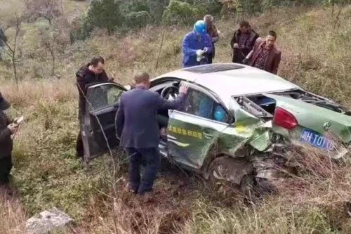 Xe lăn xuống vách đá cao 130m, tài xế sống sót thần kỳ