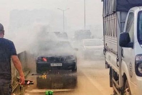 Ô tô Mercedes bốc cháy ngùn ngụt tại đường vành đai 3