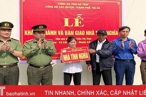 Bàn giao nhà tình nghĩa cho gia đình giáo dân hoàn cảnh đặc biệt khó khăn