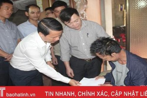 Hà Tĩnh tiếp tục thăm hỏi, tặng quà nạn nhân tai nạn giao thông