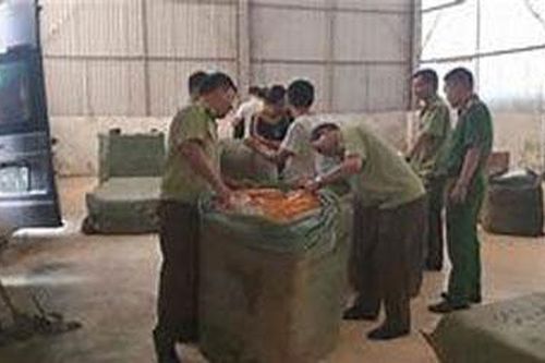 Tạm giữ gần 4 tấn quần áo cắt mác nước ngoài gắn nhãn thương hiệu Việt