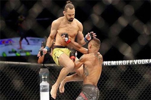 Võ sĩ nhảy múa loạn xạ khiến đối thủ 'hoa mắt' để ra đòn hạ knock-out