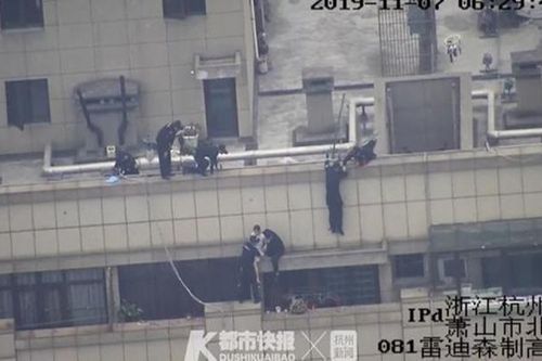 4 giờ sáng ôm hoa hồng tới nhà bạn trai cũ nhưng không được vào, thiếu nữ toan nhảy lầu từ tầng 30