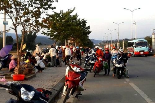 Khó giải tỏa chợ tự phát