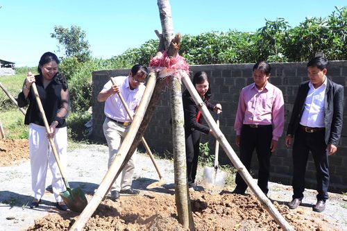 Phó Chủ tịch UBND tỉnh Gia Lai Huỳnh Nữ Thu Hà dự Ngày hội Đại đoàn kết thôn Xuân An 3