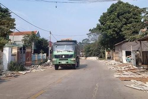 Cần xử lý hành vi phơi ván bóc và đổ rác ra quốc lộ 70B