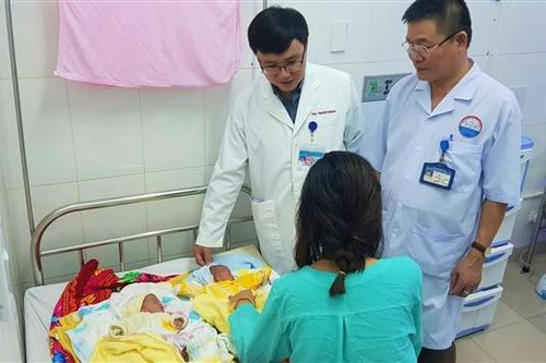 Cặp song sinh nữ đầu tiên ra đời bằng phương pháp thụ tinh nhân tạo tại Bệnh viện đa khoa tỉnh Quảng Trị