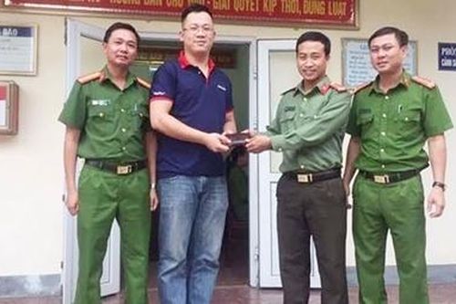Trung úy Công an trả lại ví tiền cho người đánh rơi