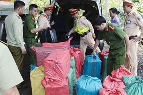 CSGT truy bắt ô tô chở 15.000 bao thuốc lá lậu
