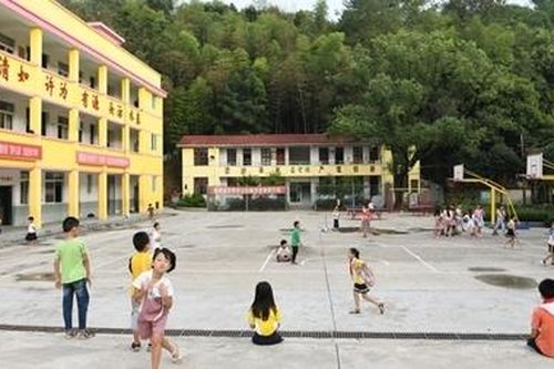 Một thanh niên phun chất độc vào trường mầm non làm 51 trẻ bị thương