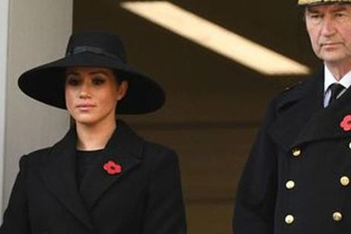Lý do Meghan không đứng cùng Nữ hoàng và chị dâu Kate