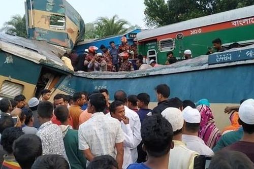 Hai tàu hỏa đâm trực diện, ít nhất 16 người chết