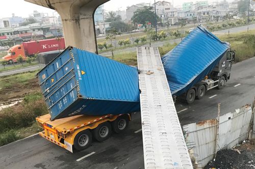 Dầm bê tông cầu bộ hành đè bẹp container ở TP.HCM