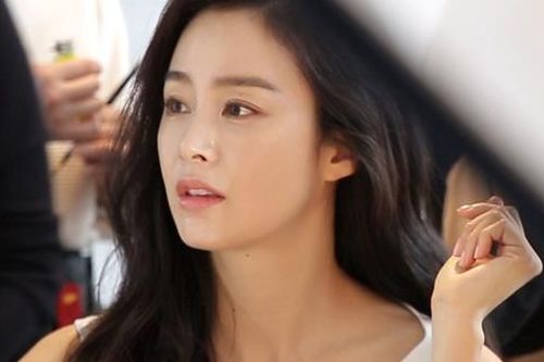 Kim Tae Hee tái xuất sau 40 ngày sinh con