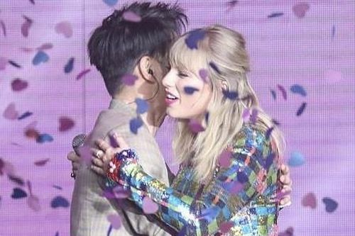 MC Trung Quốc đăng ảnh chụp cùng Taylor Swift sau sự cố đụng chạm