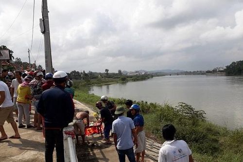 Buồn chuyện gia đình và học tập, nam sinh nhảy cầu tự tử