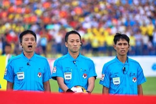 Trọng tài cầm còi tại V-League bắt trận Việt Nam - UAE